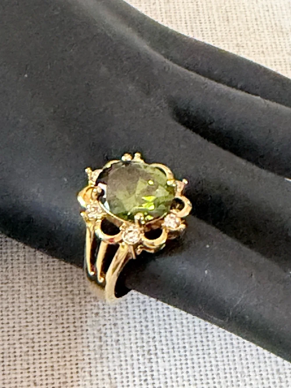 Gold-Tone Scalloped Cluster Ring with Faceted Green Stone - Size 7